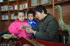 2018年12月3日，“草编”艺人韩六叶在河北省张家口市宣化区大西街社区教孩子们做草编。