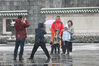 2018年12月30日，南昌迎来大雪，在滕王阁AAAAA国家级旅游景区，前来赏雪的市民络绎不绝。皑皑白雪衬托着千年古楼，别有一番韵味。