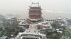 2018年12月30日，南昌迎来大雪，在滕王阁AAAAA国家级旅游景区，前来赏雪的市民络绎不绝。皑皑白雪衬托着千年古楼，别有一番韵味。马悦/视觉中国