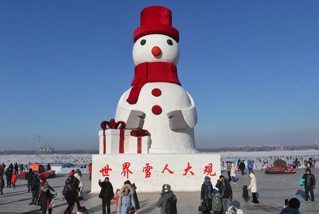 哈尔滨：20米高大雪人成新地标 游人纷纷到此打卡