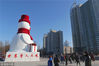 2018年12月31日，哈尔滨，松花江边新建成的20米高大雪人，成为冰城冰雪季新地标，游客、市民在元旦假期期间，纷纷到此打卡拍照。