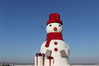 2018年12月31日，哈尔滨，松花江边新建成的20米高大雪人，成为冰城冰雪季新地标，游客、市民在元旦假期期间，纷纷到此打卡拍照。视觉中国