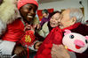 2018年12月31日，江苏镇江，江苏大学的外国留学生和镇江市红光社区志愿者为百岁老人吉凤英送上“寿”字围巾和祝福。