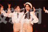 一首《Twinkle Twinkle》，SNH48在荔枝跨年的舞台上火热开场，小姐姐们的舞蹈活力满满！现场的观众已经跟着节奏律动起来！