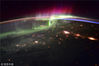 2016年1月20日讯（具体拍摄时间不详），美国宇航局当天发布宇航员Scott Kelly从国际空间站拍摄的太平洋西北部上空的北极光图片。