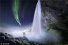2017年2月15日讯（具体拍摄时间不详），冰岛，36岁的Arnar Kristjansson和41岁的Simona Buratti是一对摄影师情侣，两人在一起三年，一起见证了冰岛的诸多美景，比如辛格韦德利国家公园的极光，黑色城堡火山岩群，以及间歇泉喷涌的温泉。