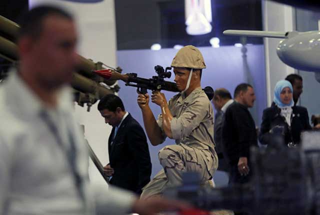 埃及国防博览会开幕 士兵激动自拍留念