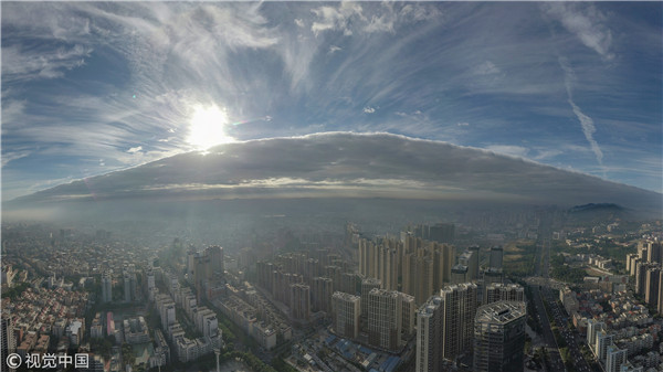福建泉州出现一线云 天气炎热如入夏
