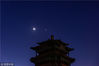 2018年12月4日凌晨，北京天空晴朗，东南方现“金星合月”天象。