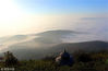 2018年12月3日上午，江苏镇江，在句容茅山风景区的二茅峰，清晨时分的山林雾气缭绕，朦胧婉约，若隐若现。