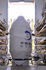 2010年9月25日，西昌，嫦娥二号卫星与运载火箭对接后包裹在整流罩内。