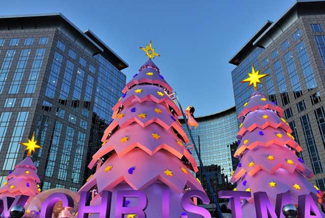 北京：圣诞前夕 巨型圣诞树亮相东方广场