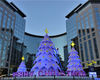 2018年12月4日，北京，圣诞前夕，巨型圣诞树亮相东方广场，酒店台阶也亮起了圣诞图案，营造出浓浓的圣诞气氛。