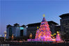 2018年12月4日，北京，圣诞前夕，巨型圣诞树亮相东方广场，酒店台阶也亮起了圣诞图案，营造出浓浓的圣诞气氛。