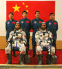 2005年9月，酒泉航天卫星发射中心举行“神舟六号”发射出征仪式演练。费俊龙（前左），聂海胜（前右），后左起：刘伯明、景海鹏、翟志刚、吴杰。
