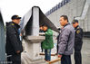 2018年12月6日，南京，第五个南京大屠杀死难者国家公祭日前夕，工作人员在安装世界记忆名录“南京大屠杀档案”石碑，并将择机正式揭碑。姚家/视觉中国
