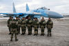 当地时间2018年12月6日，乌克兰日托米尔，乌克兰总统波罗申科视察一空军基地，出席伞兵的告别仪式，他们将前往该国东部地区执行任务。图为正在巡逻的乌克兰军人。