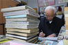 2018年12月6日，贵州黔西，李元章老人在标注报纸上的重点。贵州省毕节市黔西县85岁老人李元章，从1958年开始就做起了新闻通讯员，至今已有60年。李元章每天坚持读报、写稿，60年里，他共向各大新闻媒体投稿6800余条。 