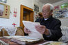 2018年12月6日，贵州黔西，李元章老人在整理撰写的稿件。贵州省毕节市黔西县85岁老人李元章，从1958年开始就做起了新闻通讯员，至今已有60年。李元章每天坚持读报、写稿，60年里，他共向各大新闻媒体投稿6800余条。