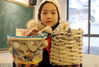 2018年12月7日，江苏苏州，平江实验学校的学生展示用废旧报纸制作的艺术作品。