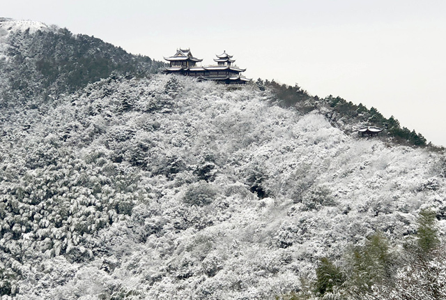 江苏苏州：雪后穹窿山景区银装素裹美如画