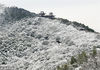 2018年12月7日晚至8日晨，江苏苏州喜降瑞雪，飞雪过后，穹窿山景区银装素裹，组成美丽的生态图景，宛如一幅幅水墨画卷。