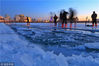 2018年12月08日，黑龙江省哈尔滨市，松花江采冰，今日正式出冰。本次采冰，是为第二十届哈尔滨冰雪大世界的建造而进行。视觉中国
