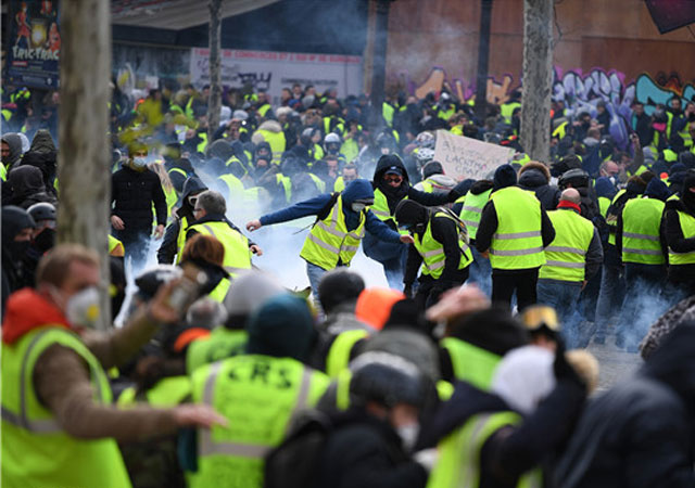  法国“黄马甲”运动481人被逮捕 警方再射催泪弹
