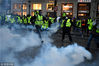 当地时间2018年12月8日，法国巴黎，法国“黄马甲”抗议政府提高油价的示威游行持续延烧，当地时间8日，“黄马甲”发动新一轮示威抗议活动，巴黎警方拘留了481名抗议者，并再次动用催泪瓦斯应对抗议人群。据今日俄罗斯报道，法国巴黎市中心8日爆发“黄背心”抗议活动，大批身穿黄色背心的抗议者涌入巴黎市中心。期间，巴黎警方向抗议者发射了第一批催泪瓦斯。