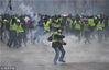 当地时间2018年12月8日，法国巴黎，法国“黄马甲”抗议政府提高油价的示威游行持续延烧，当地时间8日，“黄马甲”发动新一轮示威抗议活动，巴黎警方拘留了481名抗议者，并再次动用催泪瓦斯应对抗议人群。据今日俄罗斯报道，法国巴黎市中心8日爆发“黄背心”抗议活动，大批身穿黄色背心的抗议者涌入巴黎市中心。期间，巴黎警方向抗议者发射了第一批催泪瓦斯。