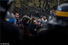 当地时间2018年12月8日，法国巴黎，法国“黄马甲”抗议政府提高油价的示威游行持续延烧，当地时间8日，“黄马甲”发动新一轮示威抗议活动，巴黎警方拘留了481名抗议者，并再次动用催泪瓦斯应对抗议人群。据今日俄罗斯报道，法国巴黎市中心8日爆发“黄背心”抗议活动，大批身穿黄色背心的抗议者涌入巴黎市中心。期间，巴黎警方向抗议者发射了第一批催泪瓦斯。视觉中国