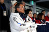 2018年2月9日，韩国总统Moon Jae（左）站在旁边，他的妻子Kim Jung sook为关注韩国的国歌在开幕式上演奏。
