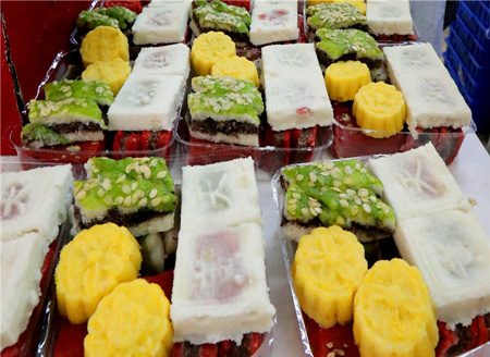 Traditional glutinous rice cake a hit on market in Suzhou