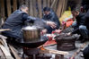 2018年02月11日，在贵州省从江县高增乡小黄村，新娘潘香情娘家亲友在帮忙准备喜宴。