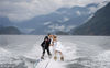 当地时间2013年8月28日，加拿大北温哥华，新婚夫妇Cam Auge和Caylee Wasilenko在滑水橇。这对夫妇在温哥华滑水俱乐部交换了誓言，随后在水上滑水橇庆祝婚礼。