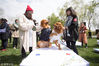 2015年4月12日，北京，首届“宠爱奇缘”宠物集体婚礼在北京紫玉山庄举行，21对宠物举行了婚礼仪式。
配对为“夫妻”的宠物犬和他们的主人。