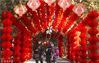 2018年2月2日，北京地坛公园，市民经过挂满红灯笼的通道。