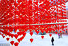 2018年2月3日，辽宁沈阳，市民在沈阳某商场观赏心形红灯笼。春节临近，这里悬挂万余个心形红灯笼，喜气洋洋迎接春节。