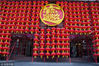 2018年2月3日，吉林省吉林市吉林大街一商场门前悬挂了数千盏大红灯笼，红红火火营造了喜庆的节日气氛。