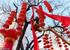 2018年2月8日，沈阳市五里河街道在所辖社区内悬挂千余大红灯笼，喜迎春节。