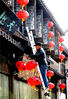 2018年2月8日，一名艺人在苏州市千年山塘古街开挂喜庆红灯笼。