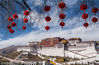 2018年2月11日，古城拉萨布达拉宫广场红彤彤的灯笼高挂，洋溢着浓郁的节日氛围。随着春节、藏历新年的日益临近，古城拉萨街头年味渐浓。 