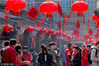 2018年2月13日，北京，在南小街区域的所有胡同里，都已经挂满了灯笼，远远望去一片彤红，浓浓的节日气氛让人们感到轻松愉快。视觉中国
