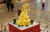 2018年1月2日，辽宁沈阳，在一家酒店在大堂摆放一个高度为3.6米，宽1.3米的巨型黄金色的狗雕塑。