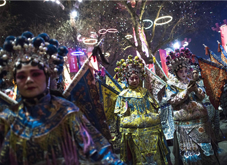 西安民众举行民俗表演贺新年