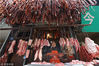 2017年12月19日，成都龙王庙正街，卖肉的商铺已经满挂香肠。