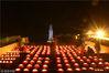2017年1月27日除夕夜，海南三亚，人们在三亚南山景区海上观音广场烧头香祈福。
