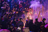 2018年2月15日，合肥，狗年春节除夕夜，上千市民来到合肥市开福寺和明教寺，抢烧新年头香。合肥市明教寺外，香客们抢着烧新年头香。