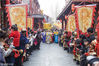 2018年2月16日大年初一，来自27个国家的45名北京语言大学外国留学生，在河南省漯河市干河陈乡干河陈村过大年，大年初一这天，留学生们参观了河上街庙会，体验了民俗展演，还身着中国传统服饰，参加河上街《新年祈福》和巡游活动。
