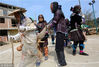 2018年2月16日，在广西融水苗族自治县安太乡寨怀侗寨，几名侗族男青年扮演成“帽告”走在操场上。龙林智 /视觉中国
